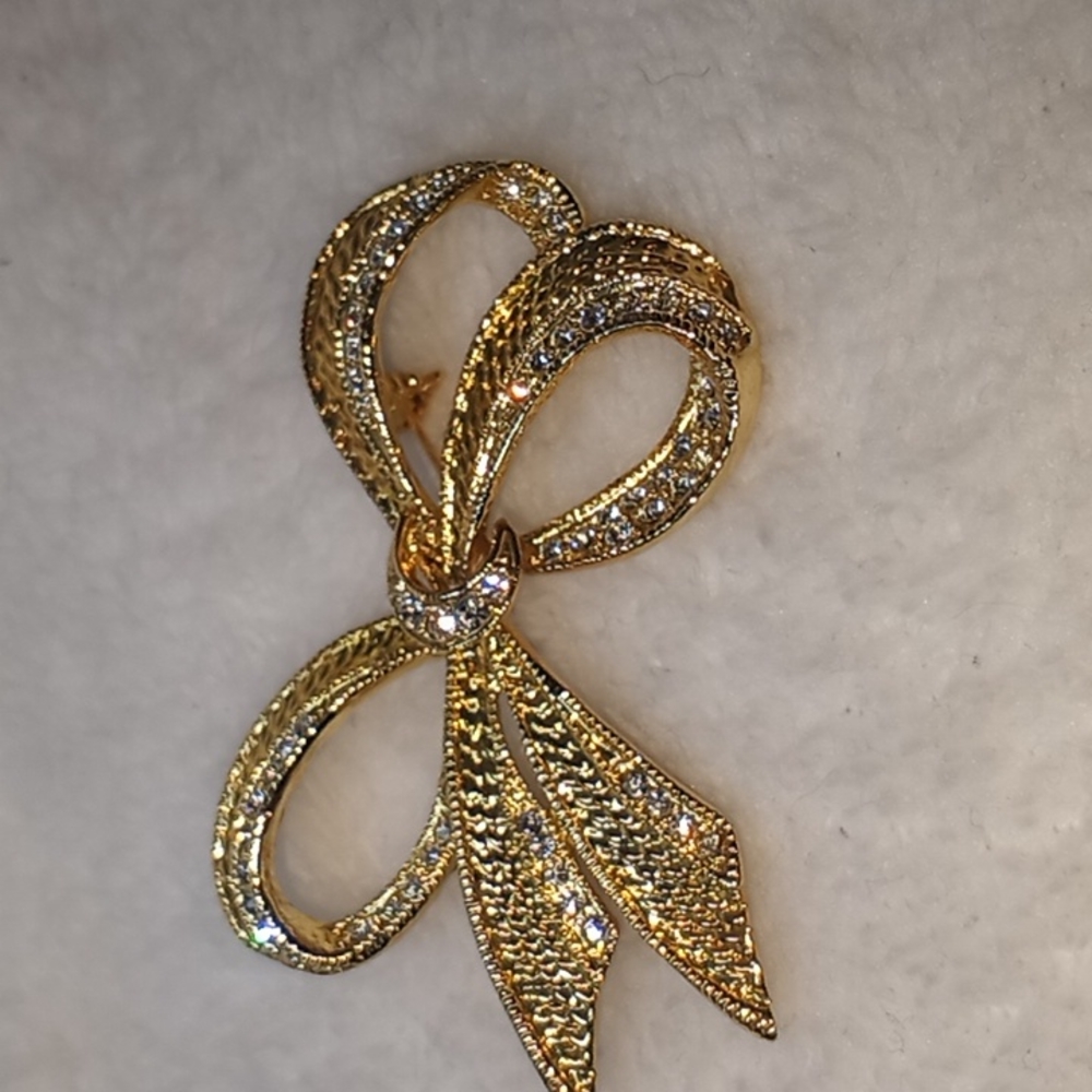 Vintage Roman brooch gold toned